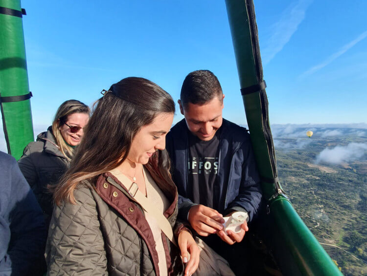 huwelijks aanzoek in luchtballon van ad ballon boven portugal