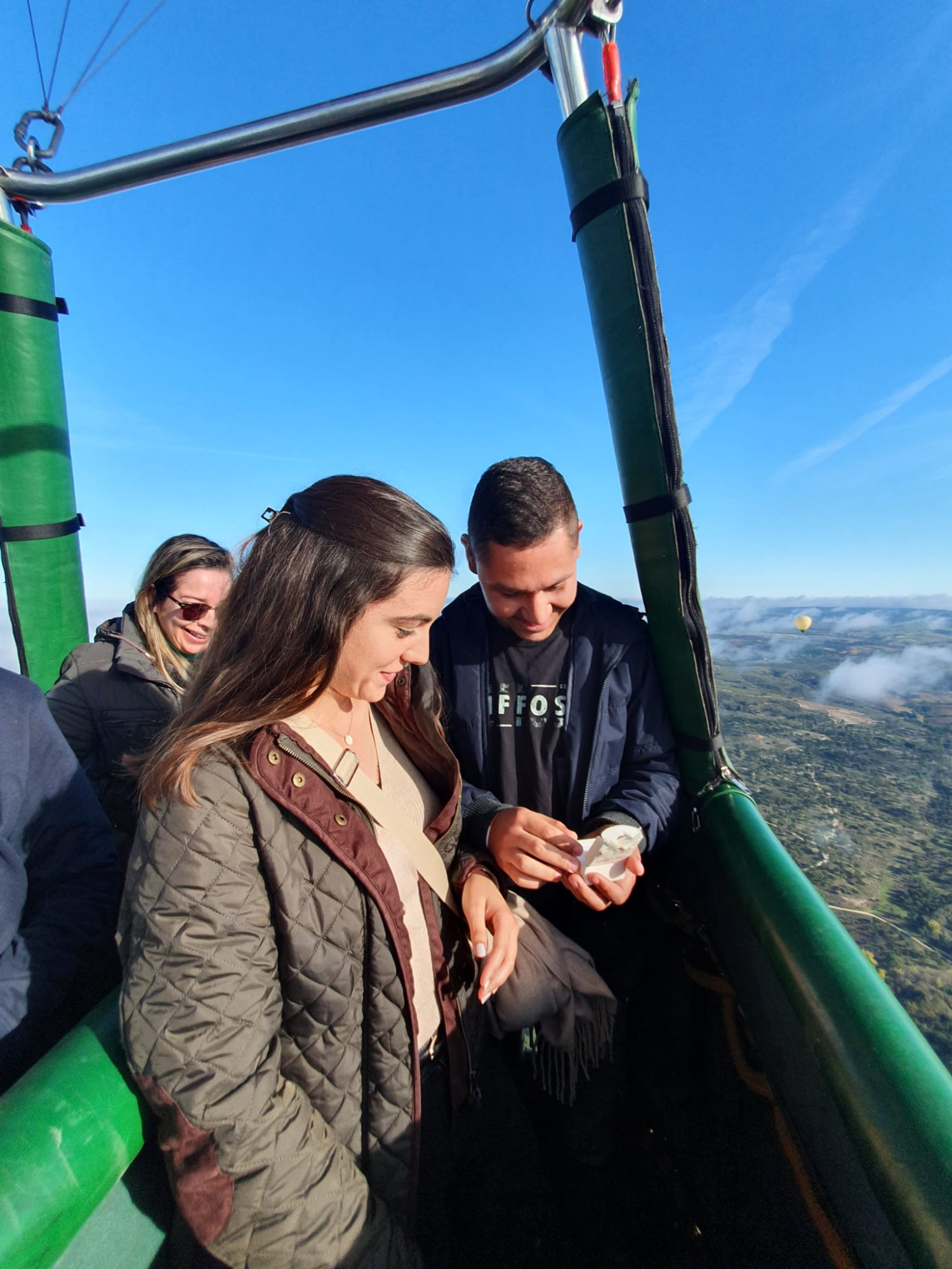 huwelijks aanzoek in luchtballon van ad ballon boven portugal