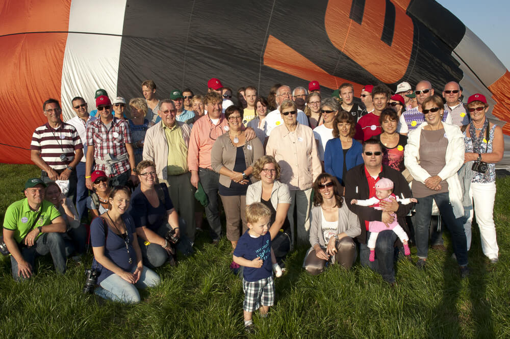 familie groep met ad ballon